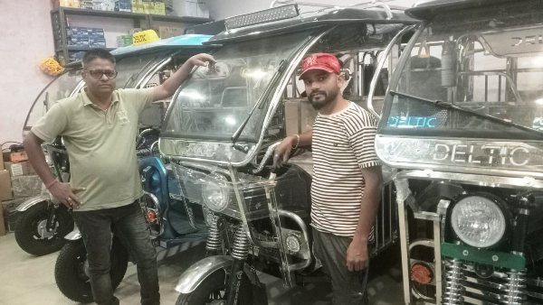 Auto Rickshaw Dealer in Nawalsahi Jhumri Telaiya 8210168301