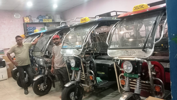 Auto Rickshaw Agency in Markacho Jhumri Telaiya 8210168301